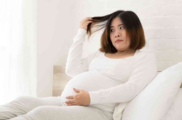 Wypadanie włosów po ciąży – jak rozwiązać ten problem?