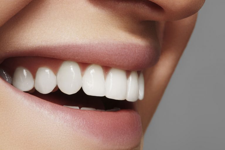 fluor na białe zęby
